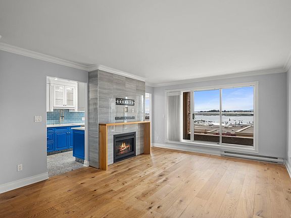 3rd image of 75 Songhees Rd #306