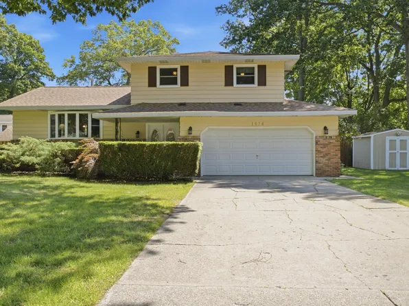 1076 Lancelot Dr, Muskegon, MI 49445