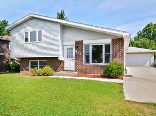 451 Aleut Trl, Carol Stream, IL 60188