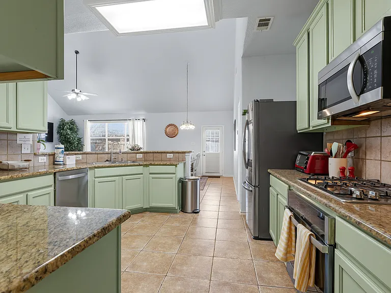 704 San Antonio Trl — Photo 14