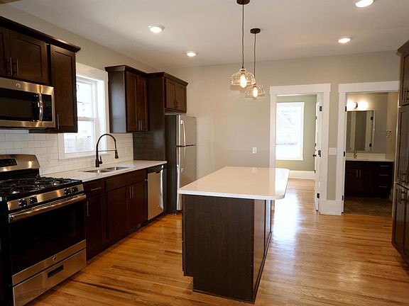3rd image of 646 Thomas St SE