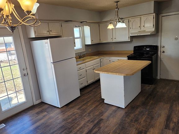 3rd image of 1832 Stonehenge Rd