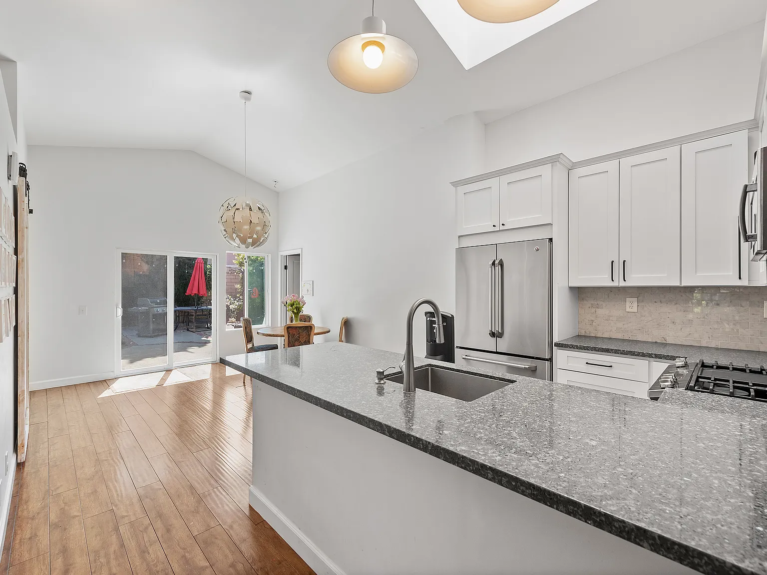 3 bed, 1229 sqft, $3,995 — Photo 4