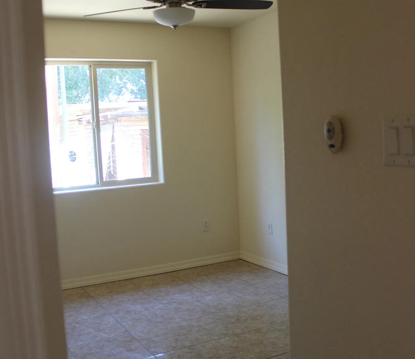 3 bed, 2.0 bath, 1044 sqft, $1,100 — Photo 3