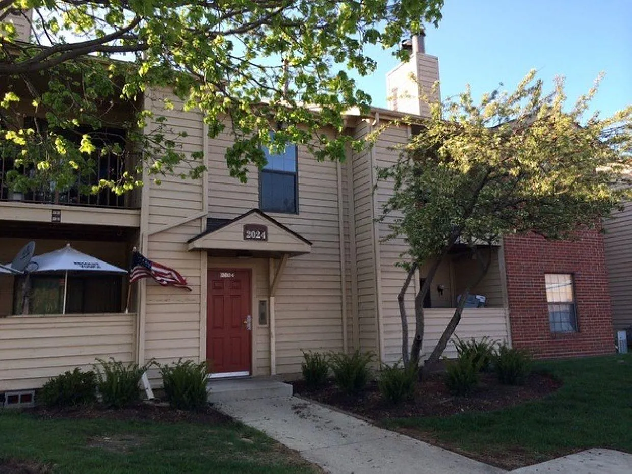 2 bed, 1100 sqft, $1,800 — Photo 2