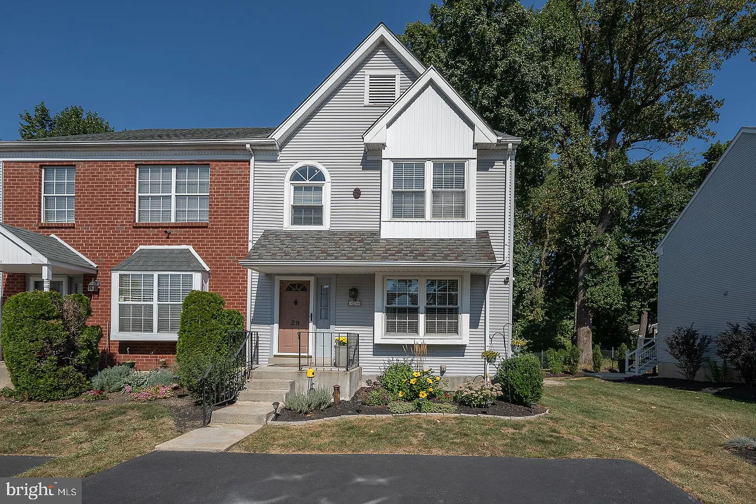 29 Victoria Dr photo 1