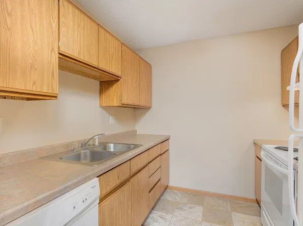 Cobblestone Square Apartments, 2505-2529 Clearwater Rd #2511-102, Saint Cloud, MN 56301