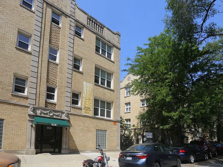 914 W Dakin St #13 — Photo 1