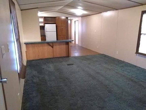 3rd image of 102 Glaze Ln