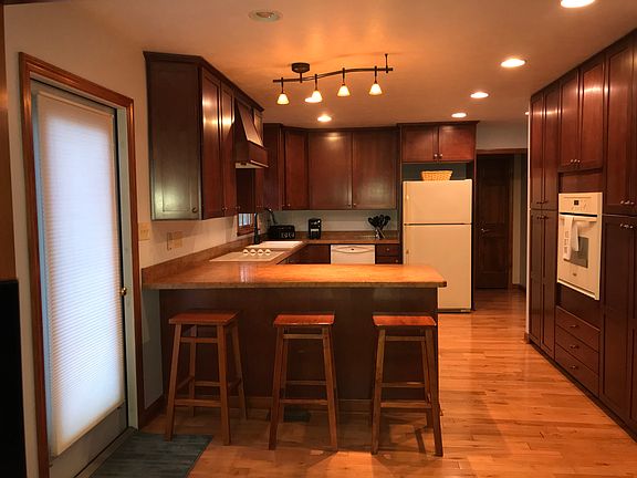 2nd image of 1002 S Lake Dr