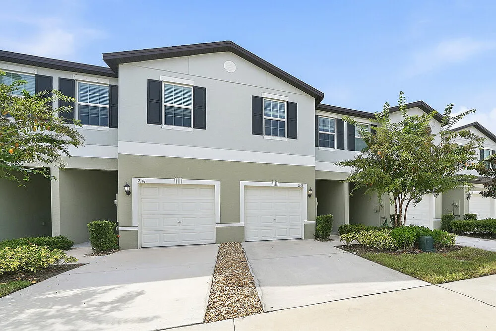 3 bed, 2.5 bath, 1624 sqft, $1,985 — Photo 2