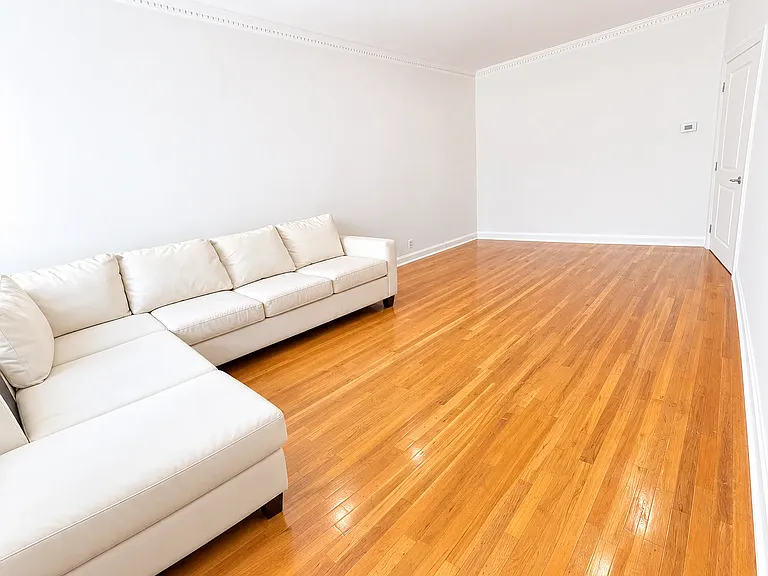 1120 E 53rd St #1 — Photo 5