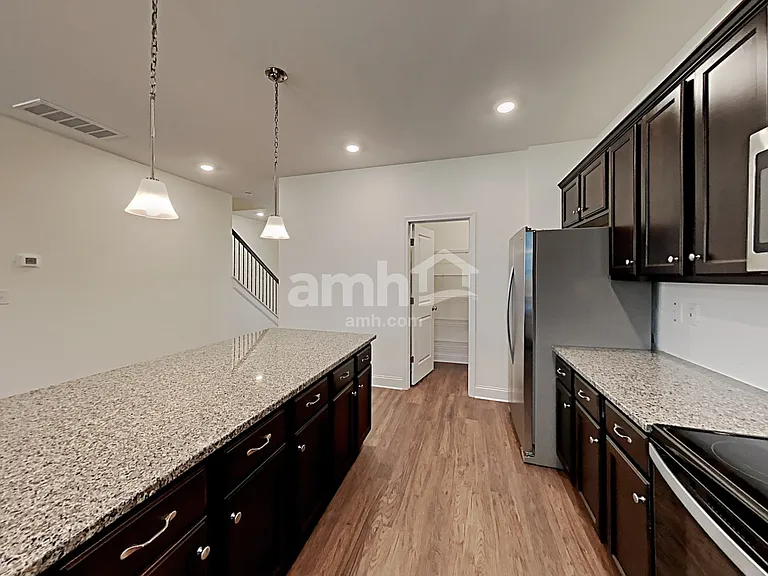 2121 Laurel Village Cir — Photo 4