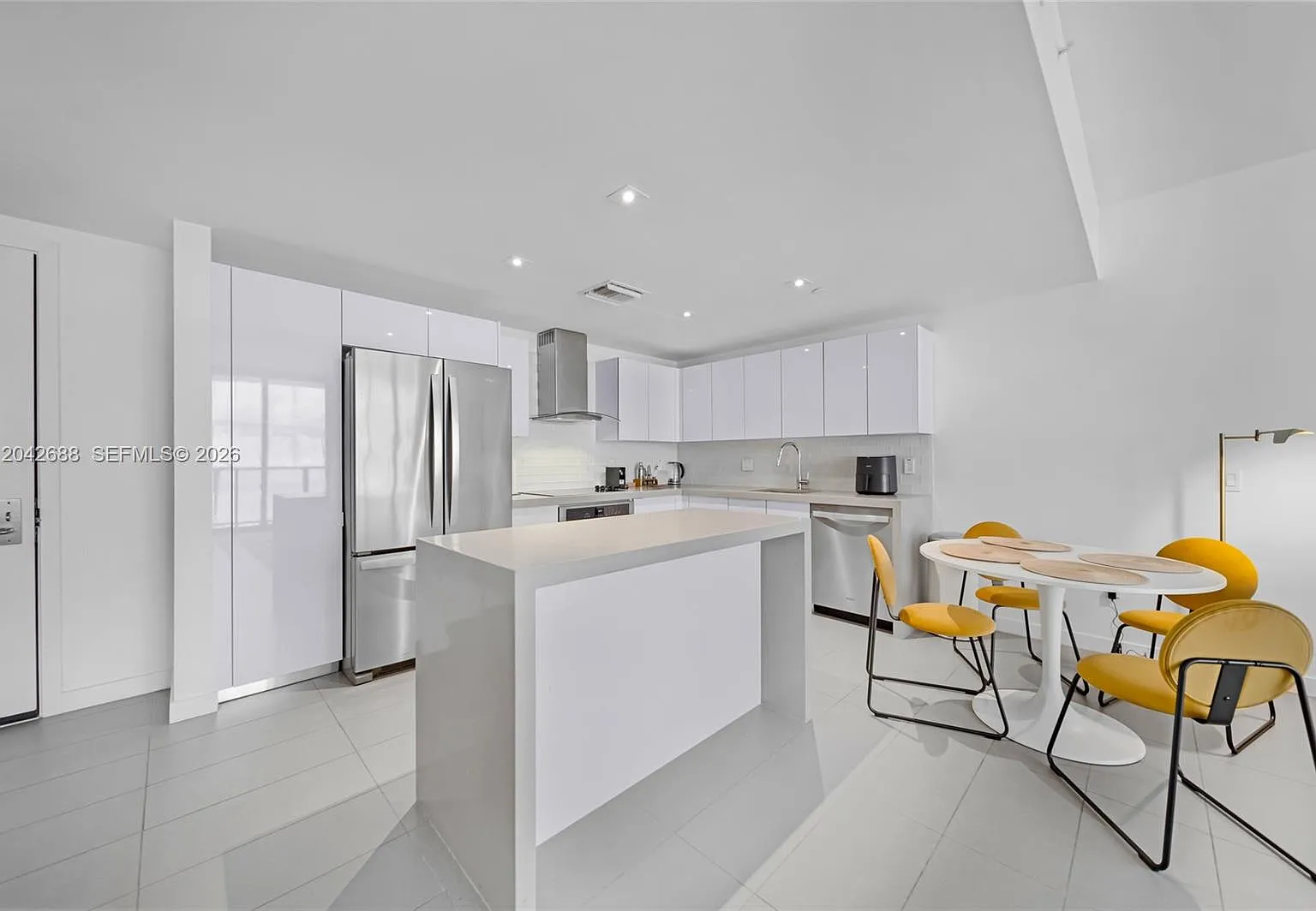 Canvas Condo — Photo 2