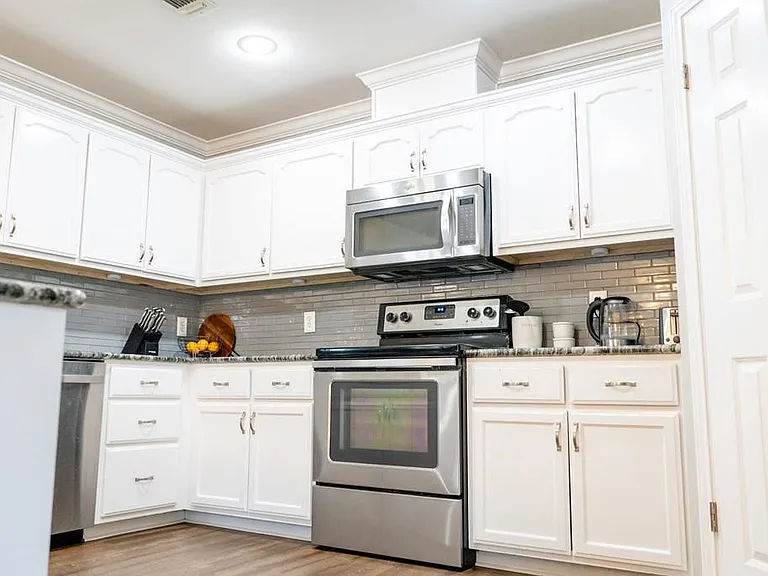 1215 Dorchester Dr — Photo 9