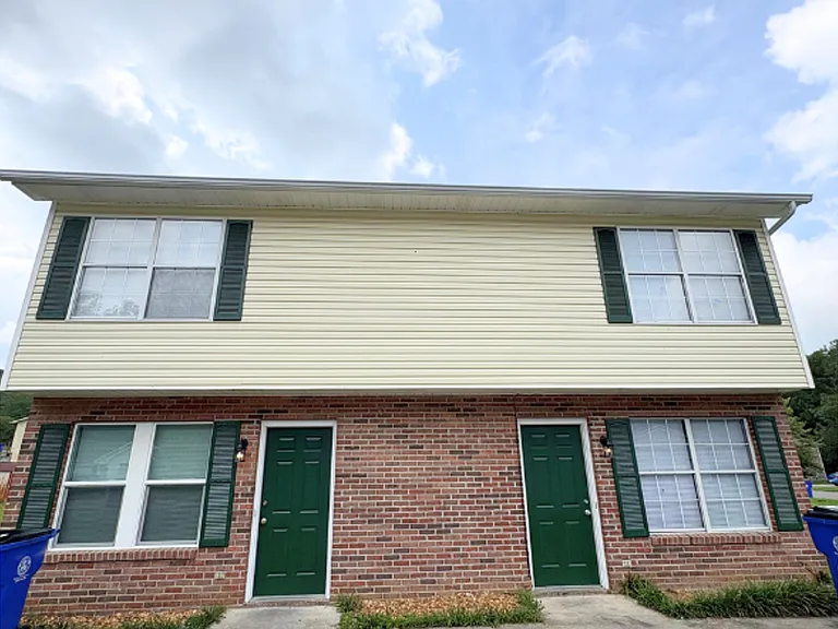 3455 Hedge Dr NE — Photo 1