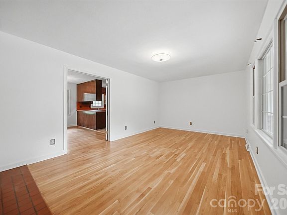 4th image of 105 Ann St
