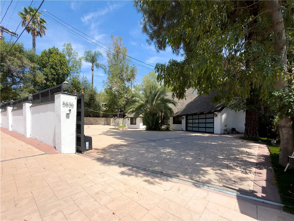 4 bed, 2460 sqft, $6,900 — Photo 3