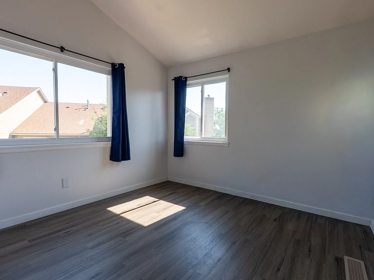 3 bed, 2.5 bath, 1352 sqft, $2,300 — Photo 2