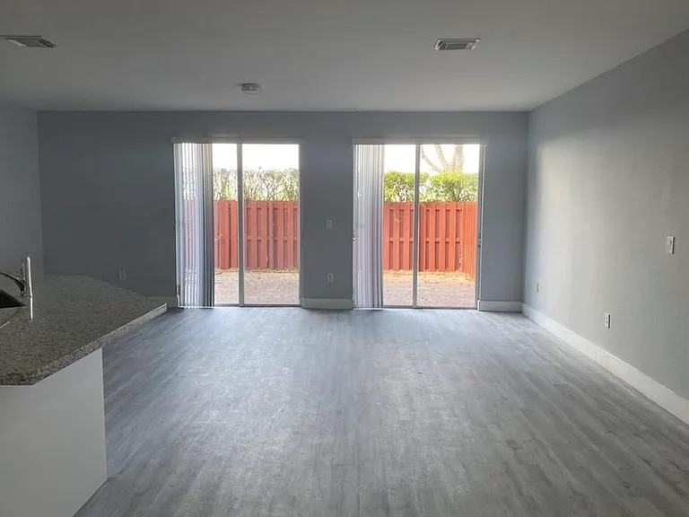 8478 SW 166th Pl — Photo 2
