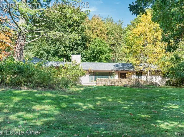 2740 Bretby Dr, Troy, MI 48098