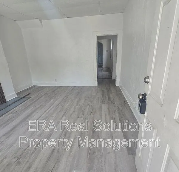 150 S Cypress Ave — Photo 3