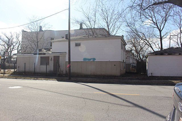 2nd image of 300 W 51st St