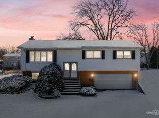 541 Maple Ln, Darien, IL 60561