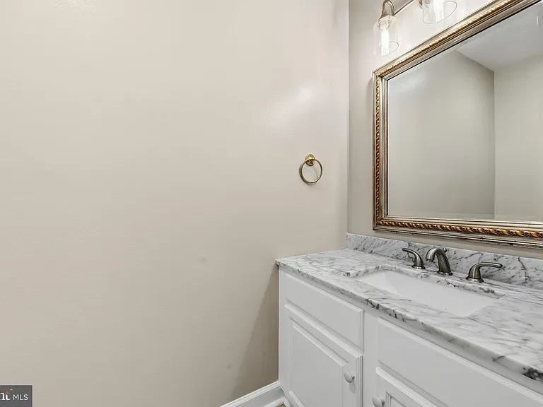 7817 Heatherton Ln — Photo 14
