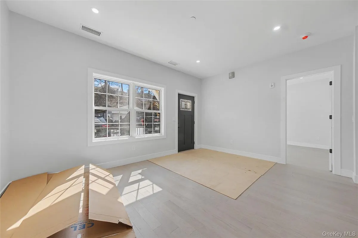 Building Photo - 10 Market St #B