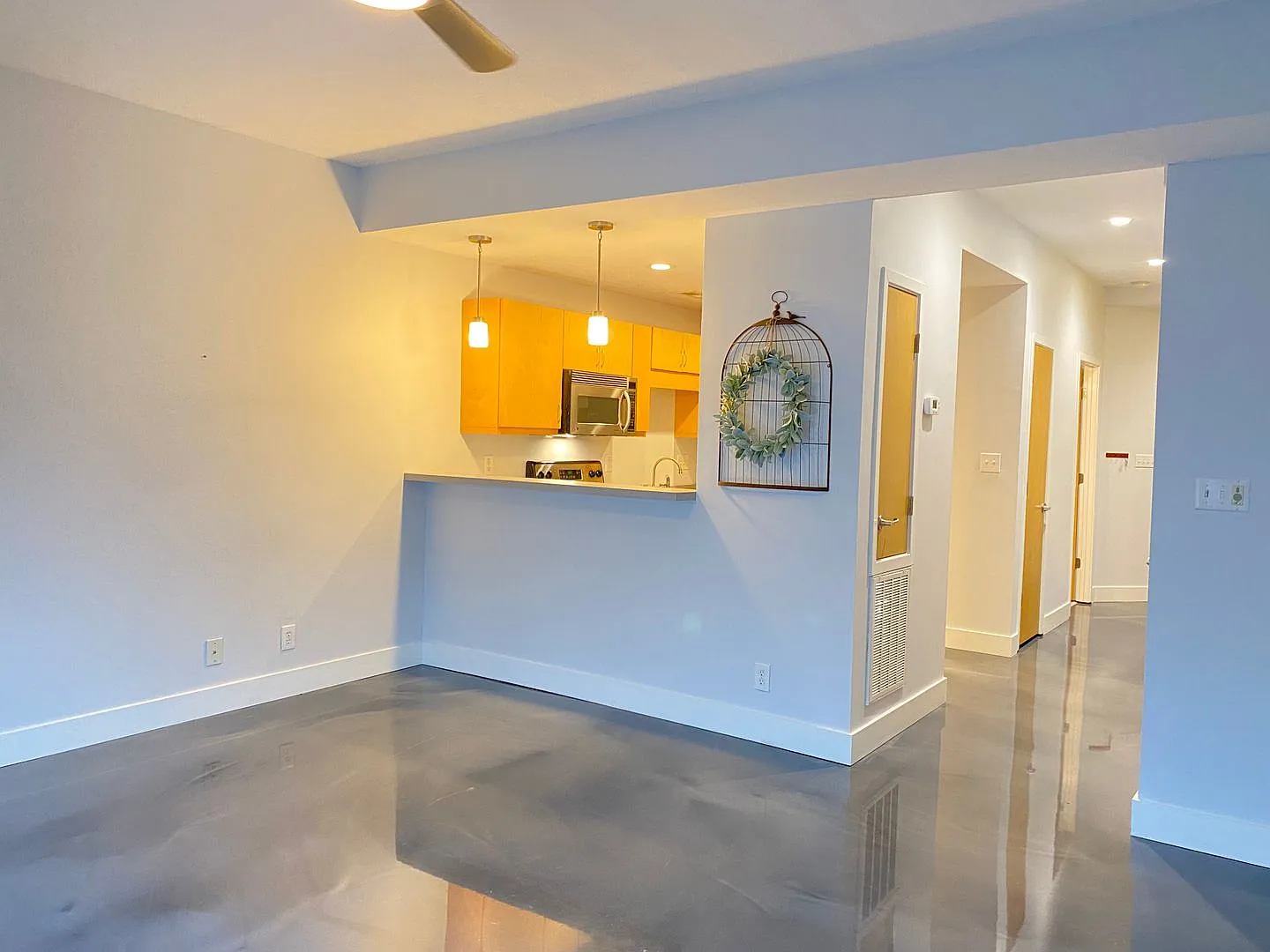 Trendy Downtown Condo! 2 bedroom & 1.5 bath. — Photo 2