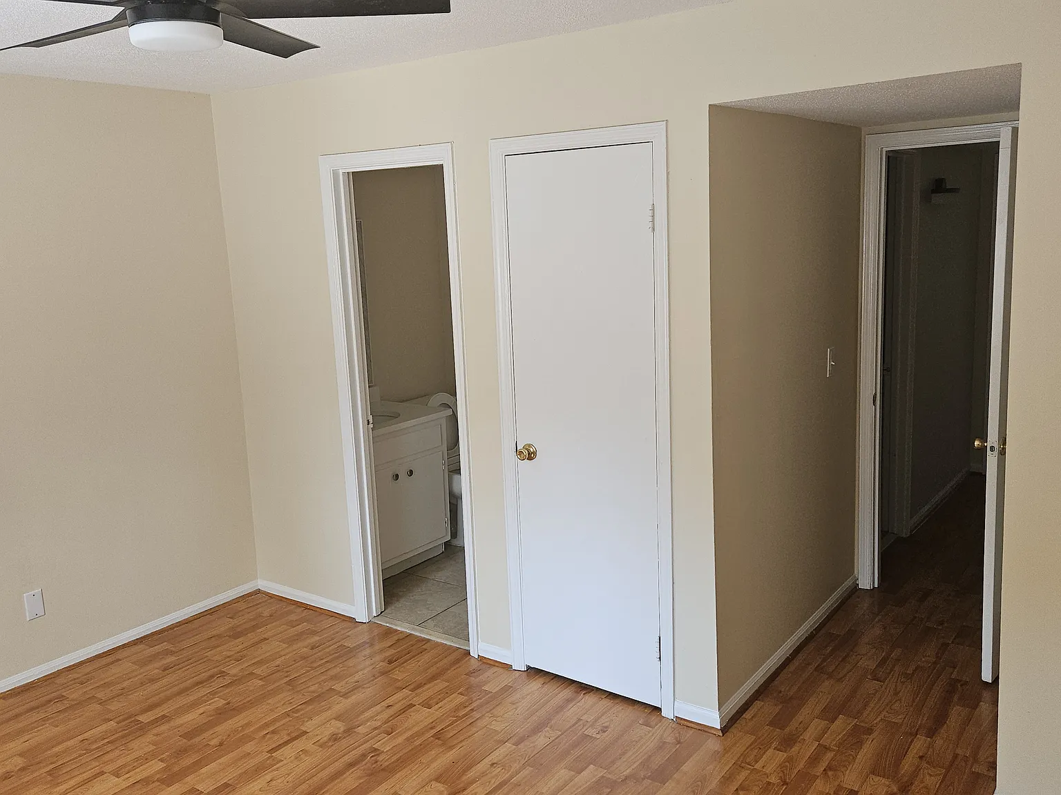 2 bed, 1.5 bath, 190 sqft, $1,300 — Photo 2