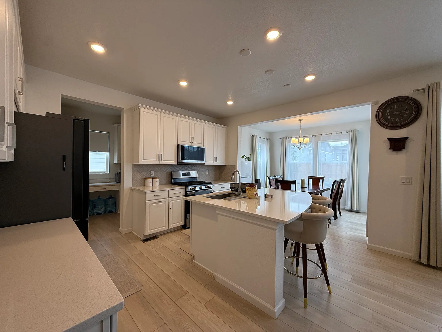 5 bed, 2503 sqft, $3,995 — Photo 3