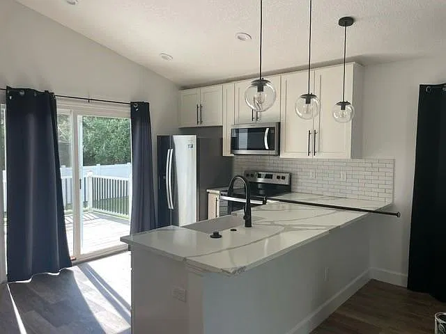 3 bed, 1060 sqft, $2,100 — Photo 1