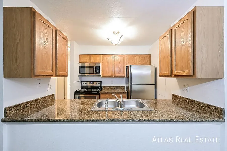 2 Bedroom 1 Bath Apartment in Aurora! Walk to Settler's Park! — Photo 4