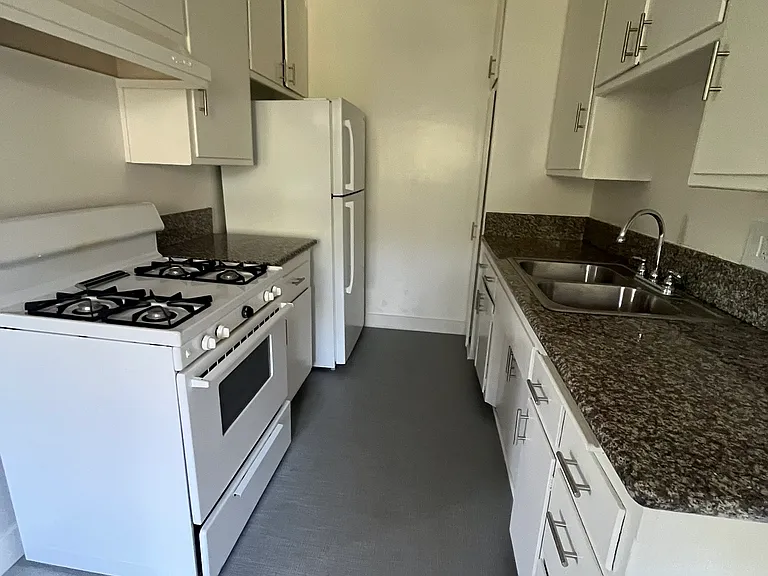 4355 Mammoth Ave #8 — Photo 7