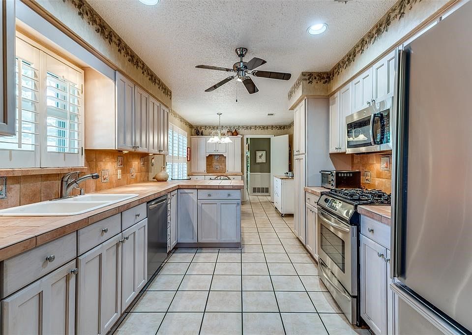 1st image of 2307 Lakeside Dr