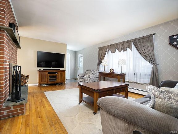 3rd image of 49 Grand St