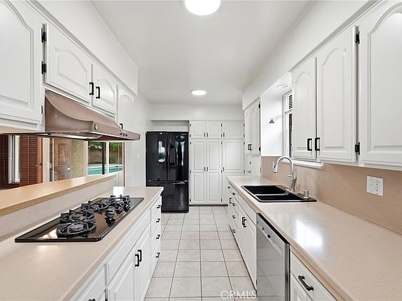 4th image of 6637 Balcom Ave