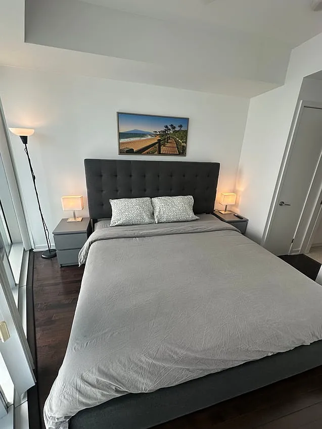 Master Room - York St & Bremner Blvd — Photo 1