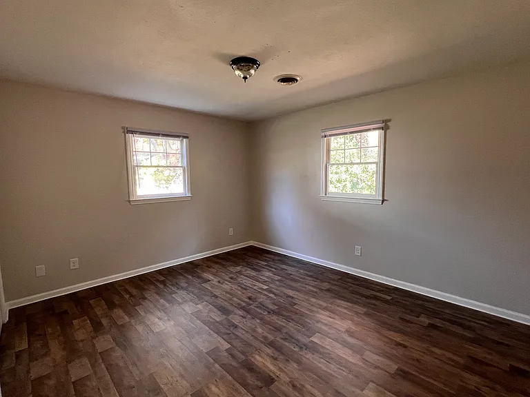 1828 Memorial Hwy — Photo 17
