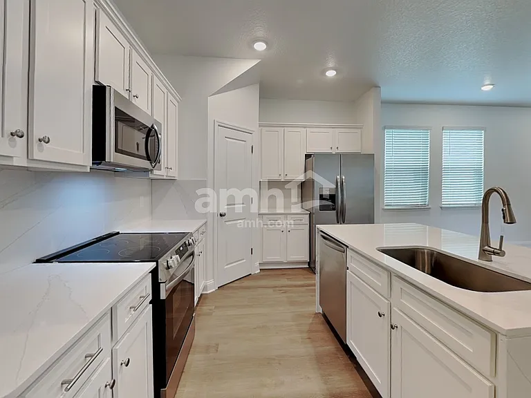 16381 Aubergine Aly — Photo 3