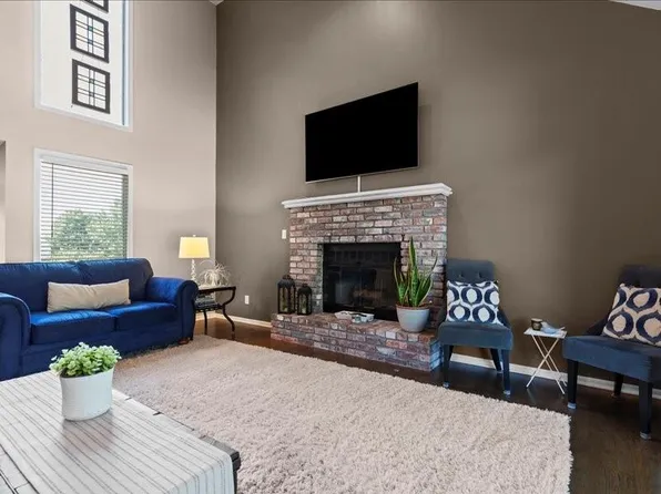 801 NE Burning Tree St, Lees Summit, MO 64064