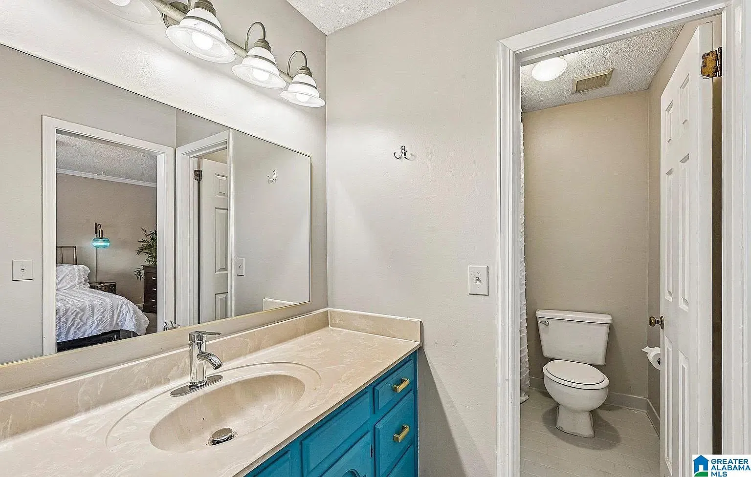3 bed, 2.5 bath, $2,100 — Photo 2