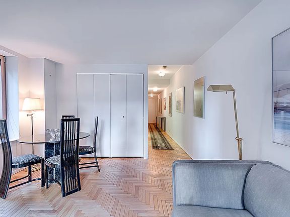 4th image of 106 Central Park S APT 20N
