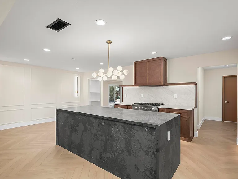 9433 Geranium Cir — Photo 5