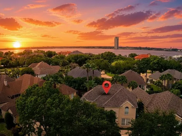 201 Lago Vista St, Kemah, TX 77565