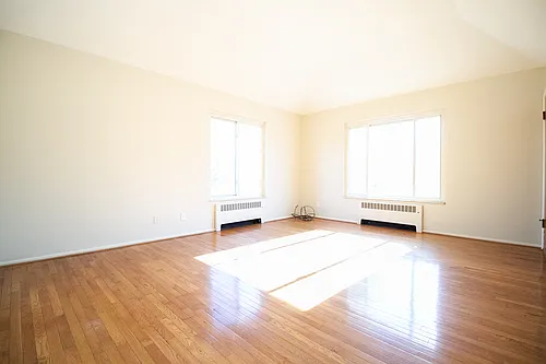 Big Bedrooms and Vaulted Ceiling! Over 1000 Sq Ft in This Top Floor 2BR Apartment with a Park Vie... — Photo 3