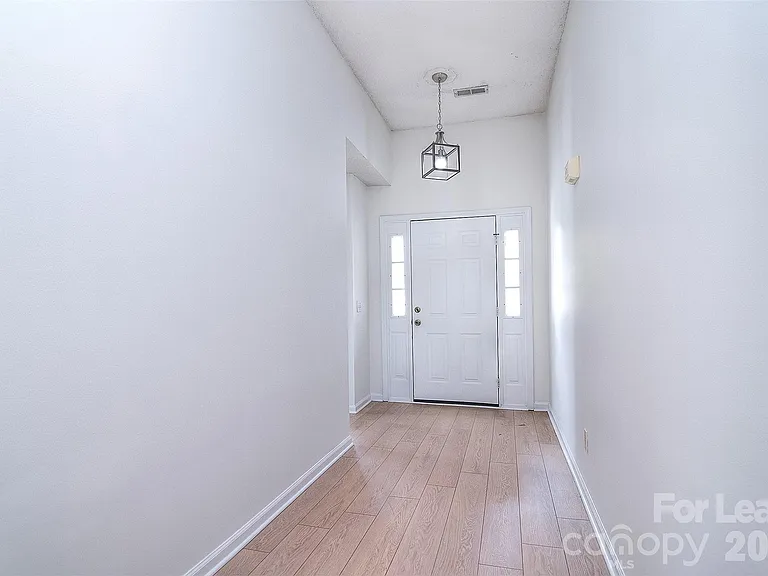550 Carlisle Dr — Photo 5