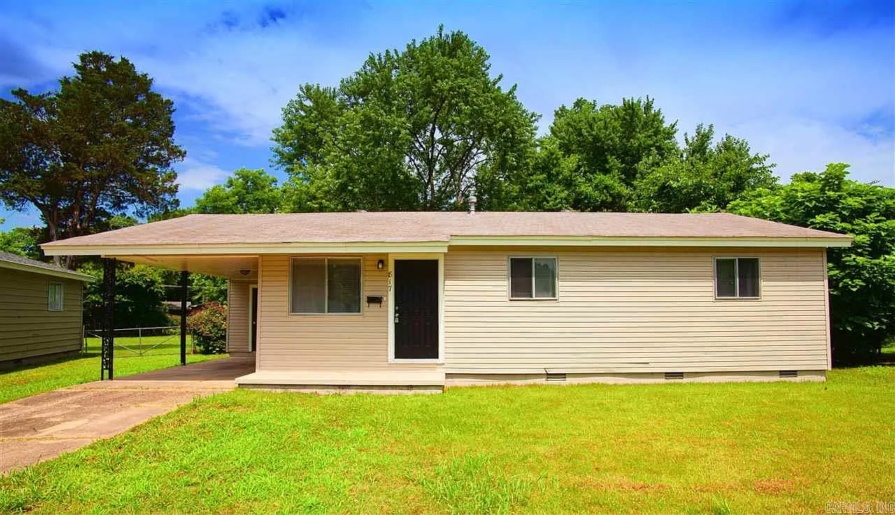 3 bed, 1.0 bath, 912 sqft, $1,195 — Photo 1